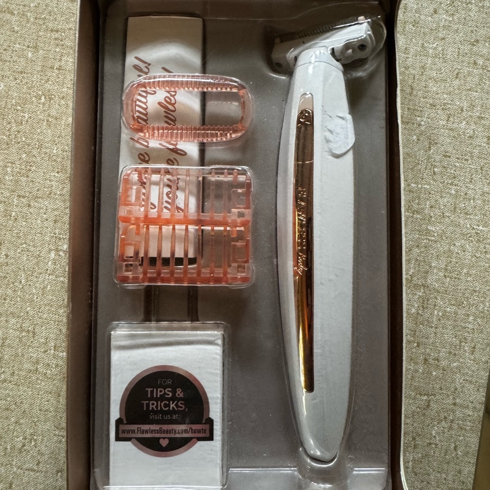 New FLAWLESS BEAUTY RAZOR.Comes with charger and different cutting tips.